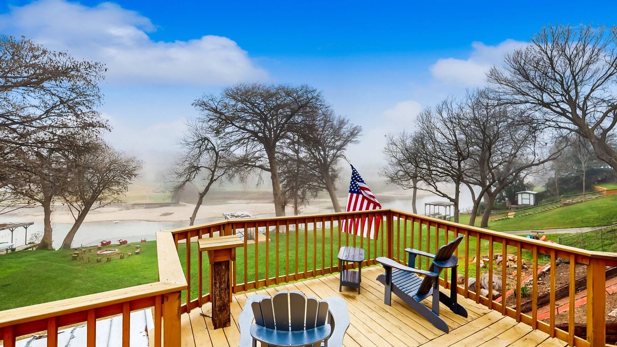 New Braunfels House | Idyllic waterfront getaway with private hot tub & deck views - near golf