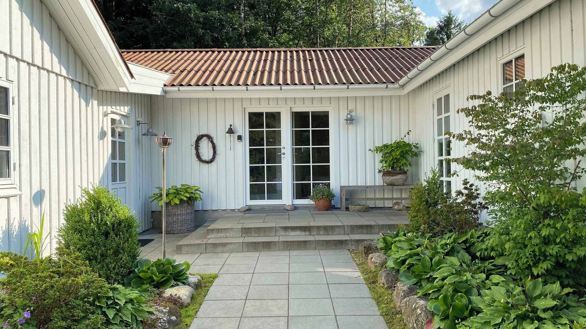 Viborg House | Idyllically situated wooden house by the forest