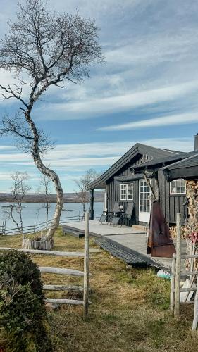 Holtalen House | Idyllisk Hytte Ved Vandet I Hessdalen