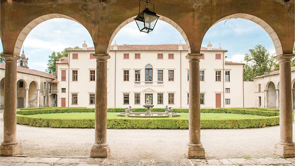 Castelgomberto House | If you are looking for a spectacular location for your vacation in Veneto, this terraced house in Ca