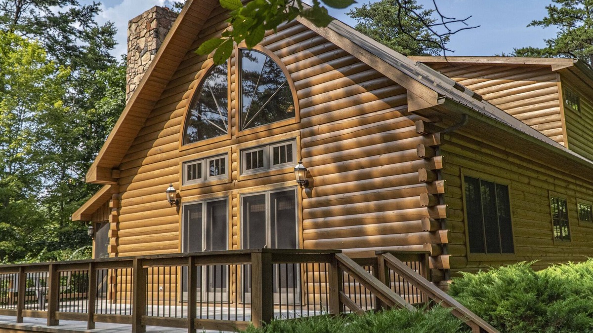 Huntingdon Cabin | If you are ready to travel and relax look no further, sports court on site!