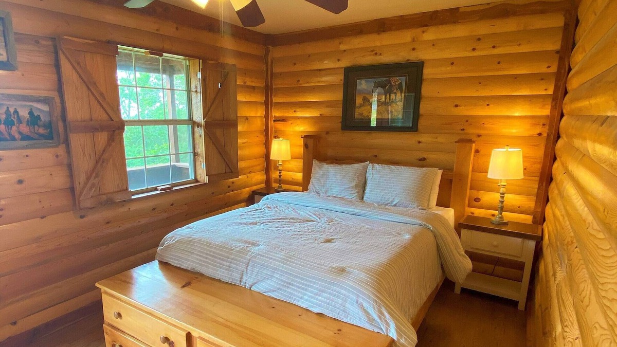 Mena Cabin | "If you're never at home and always alone, this Cabin is for you!" .Willie