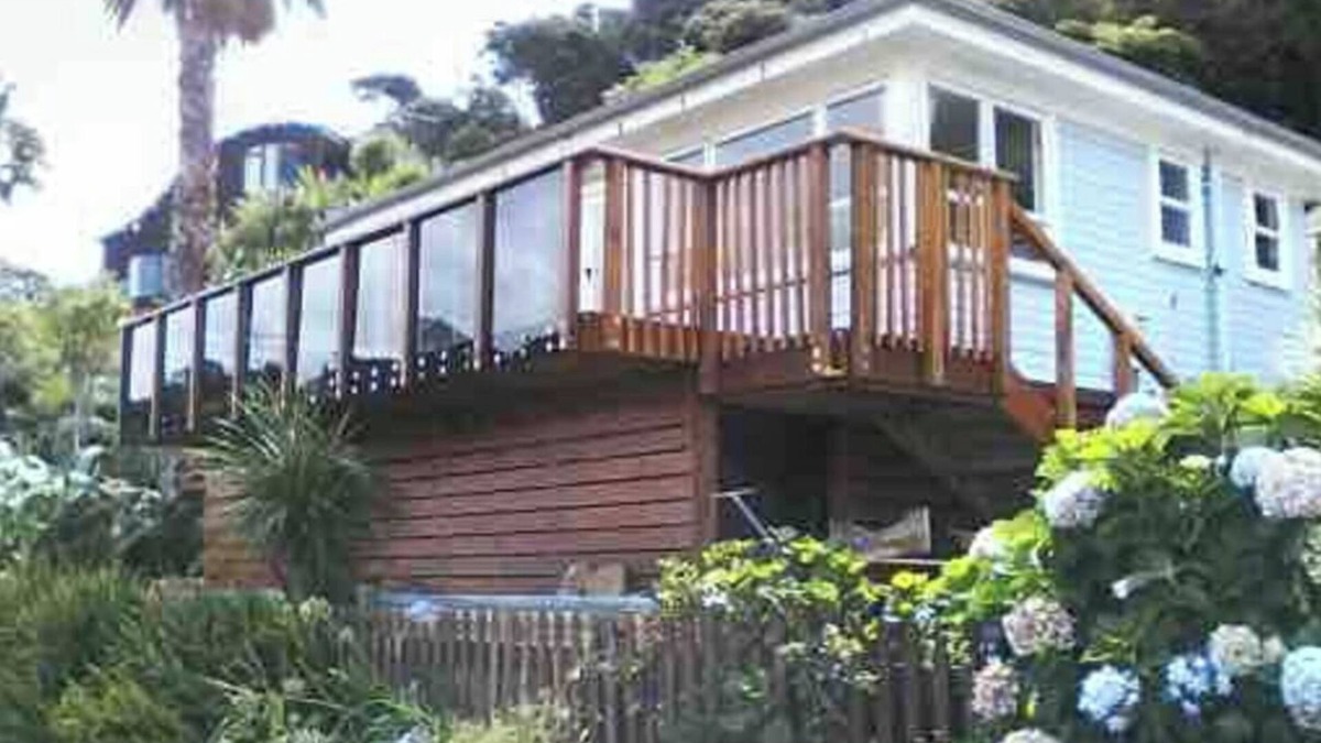 Doubtless Bay Cottage | IkaRua Cottage - Idyllic waterside cottage with stunning views of the harbour.
