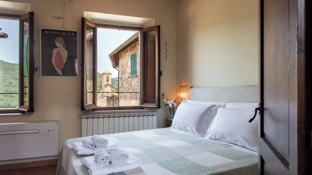 Montalcino Apartment | Il Borghetto - La Ghibellina Townhouse, private apartment with balcony