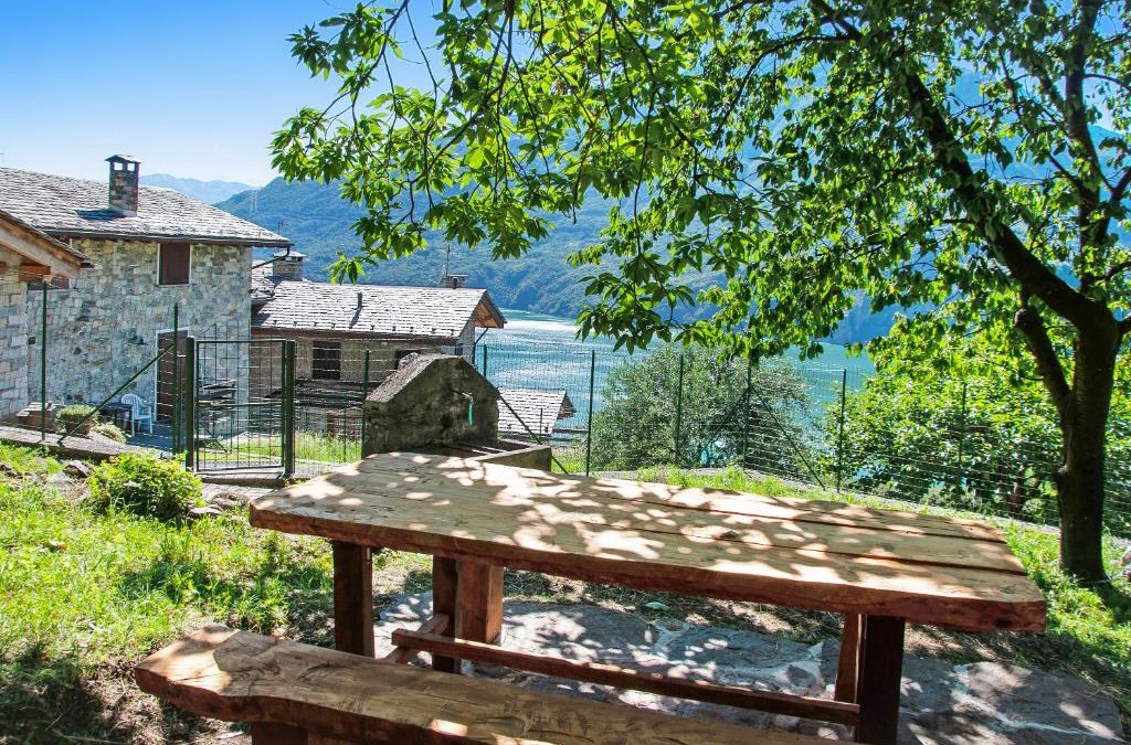 Verceia House | Il ciliegio sul lago