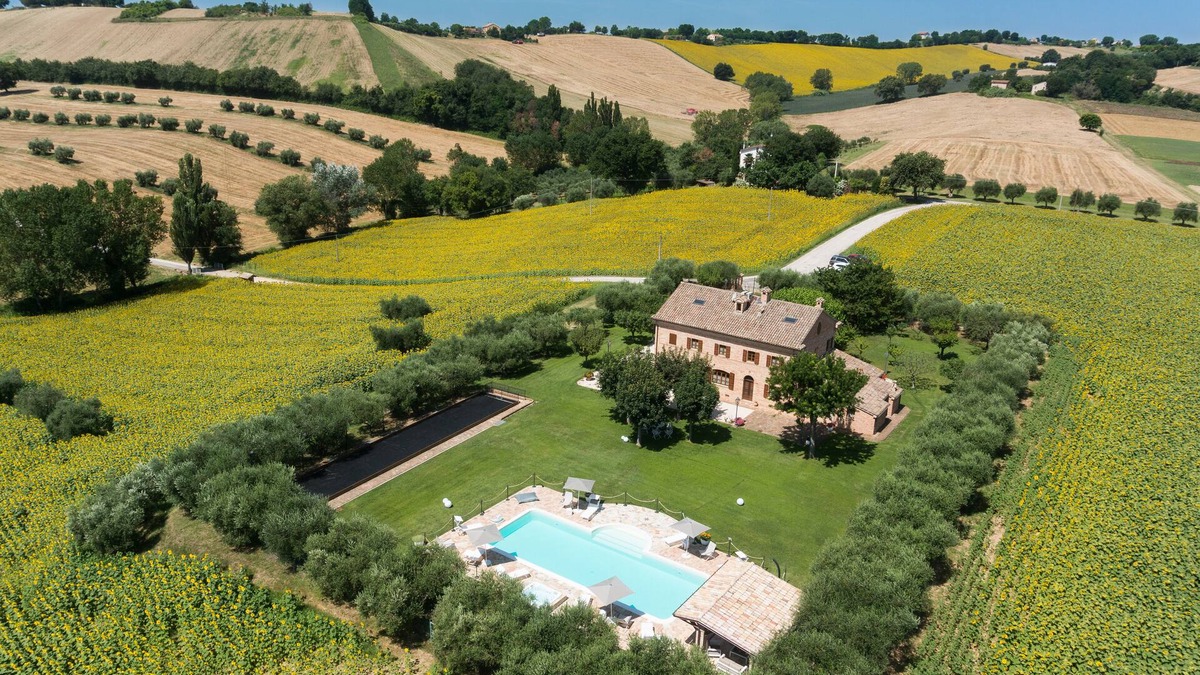 Bettolelle Apartment | Il Girasole, app in a typical villa with swimming pool 7 km from the sea, Senigallia, Marche