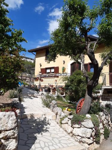 Castelvecchio Calvisio Bed & Breakfast | IL GIRASOLE
