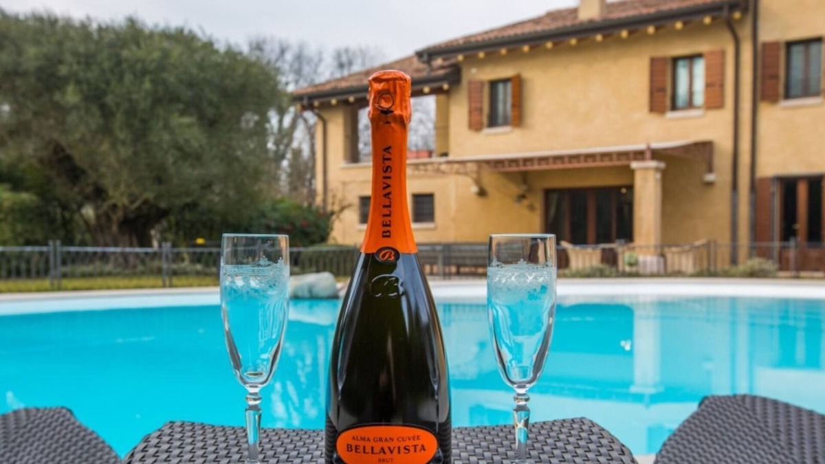 Ponti sul Mincio Villa | Il sole ad est, Exclusive Farmhouse private pool surrounded by greenery nearLake