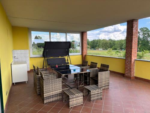 Agrate Apartment | Il terrazzo sul giardino