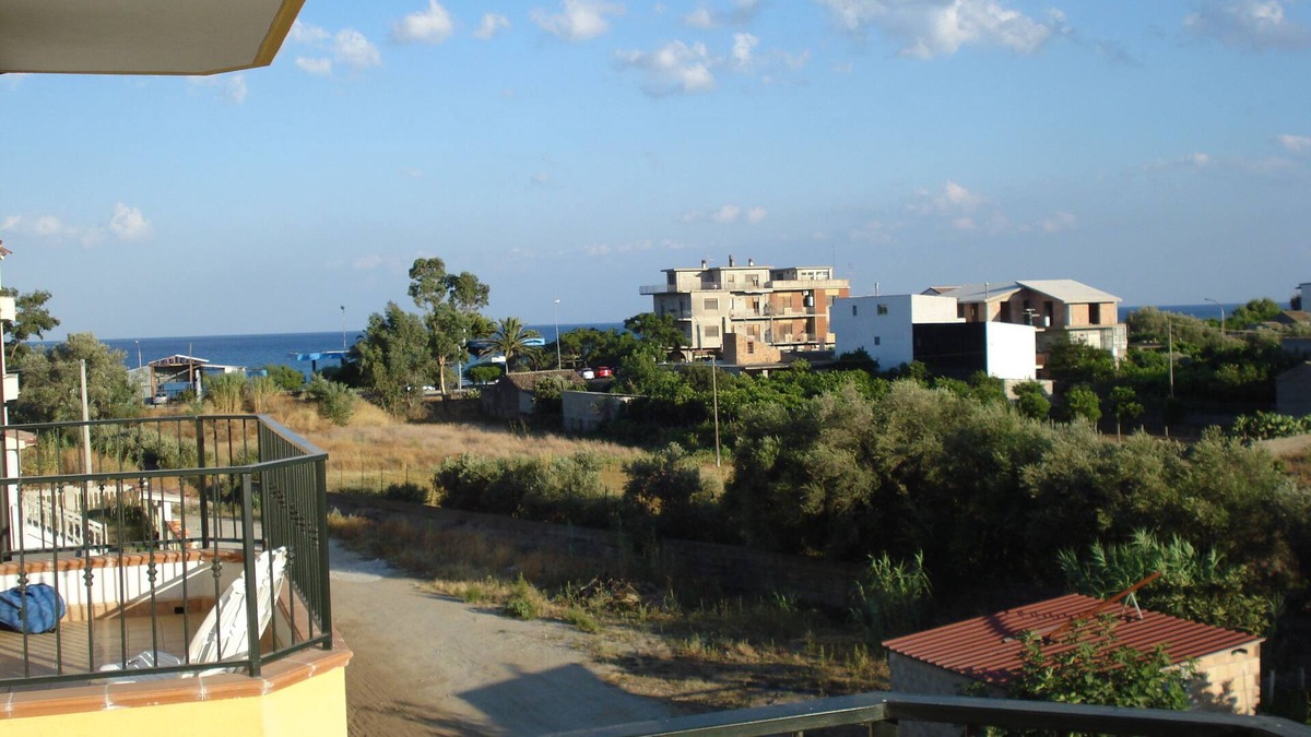 Ardore Marina Apartment | Illuminated fresh clean new beach house