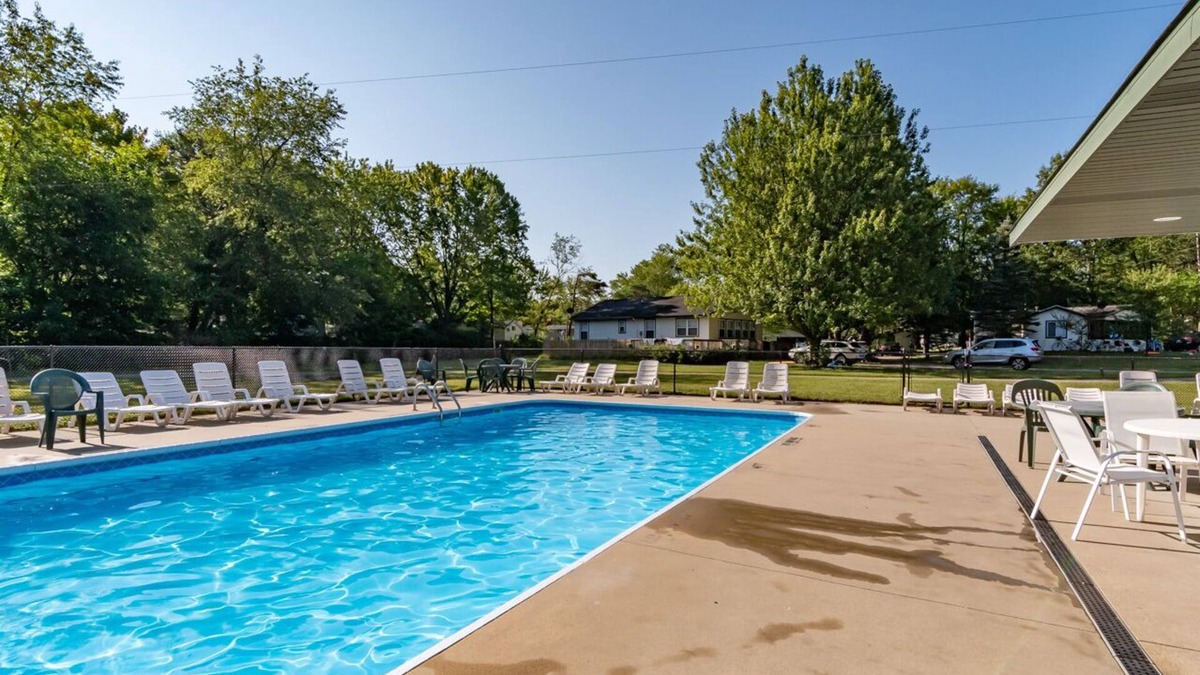 Saugatuck House | Illustrator Cottage - Goshorn Lake access - community pool - lots of outdoor activities!