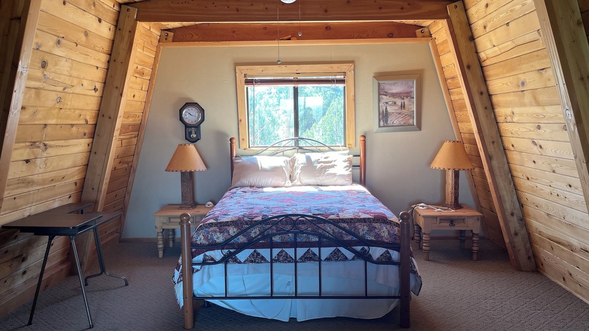 Timberland Acres Cabin | ImageKiwi Hilltop Retreat: 3-Bedroom Cabin with Stunning Views, Wi-Fi, & AC.