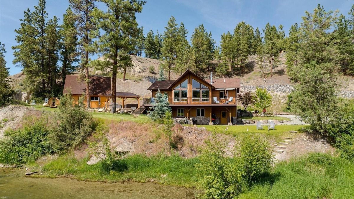 Lincoln County House | Imagine you're gathering being 20' off the Waterfront. Your Versatile Oasis!nn
