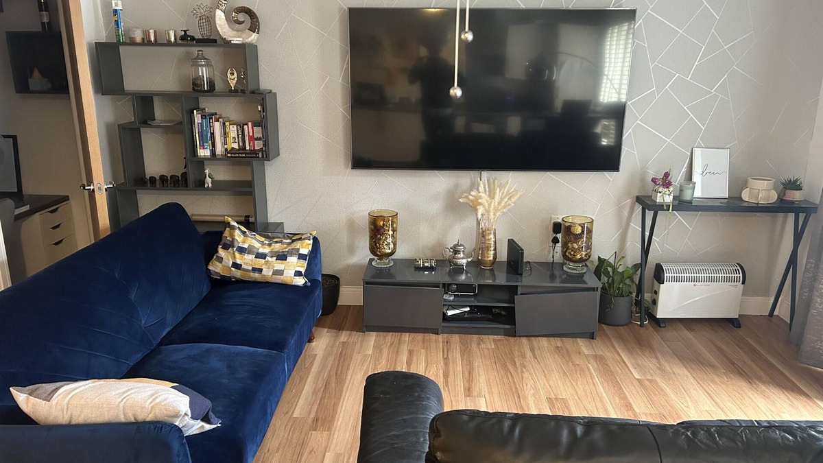 Brooklands Apartment | Immaculate 2-Bed Apartment in Romford