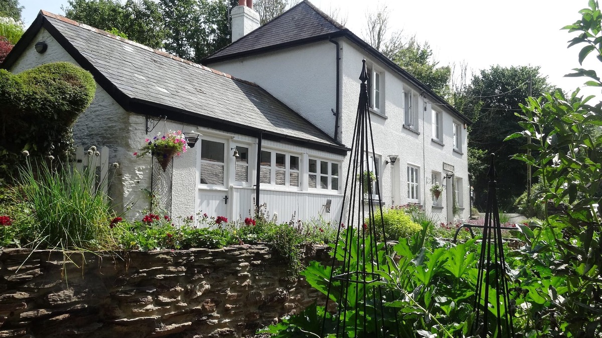 Burgh Island House | Immaculate 3 Bed 3 Bath Holiday Home in Beautiful Gardens: Grove Cottages