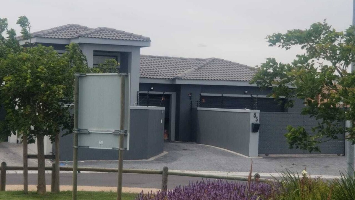 Bloubergstrand House | IMMACULATE 3 BED HOUSE WITH TRANQUILITY. 5 MINUTES TO THE BEACH.