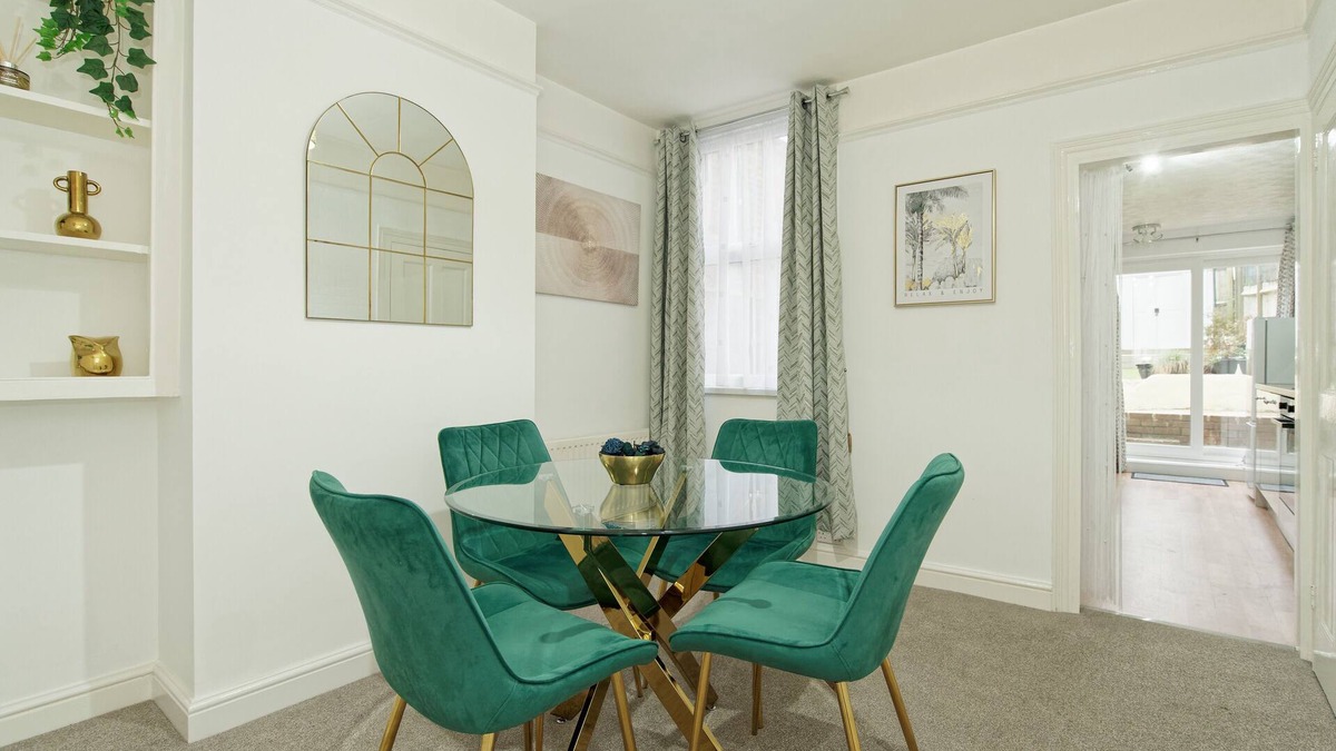 Chatham House | Immaculate 3-Bed House in Chatham