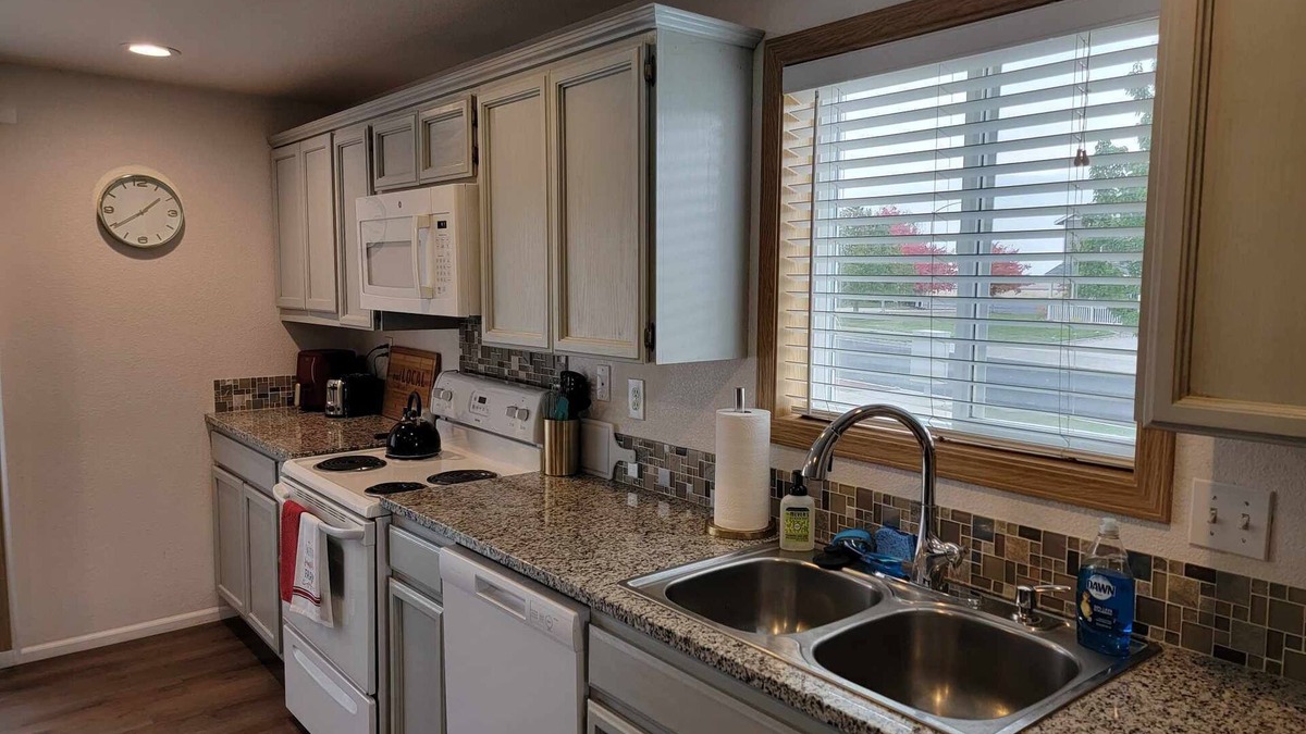 Moses Lake House | Immaculate 3BR/2BA Serene Central Neighborhood & Close to I-90 Fully Furnished