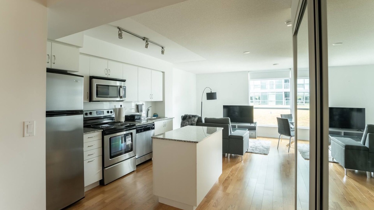 Fort York Condo | IMMACULATE CONDO | MINUTES FROM DOWNTOWN TORONTO |