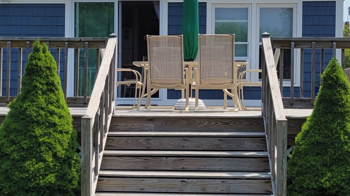 Newport Cottage | Immaculate Cottage, Huge Deck And Great Back Yard For All Your Yard Games.