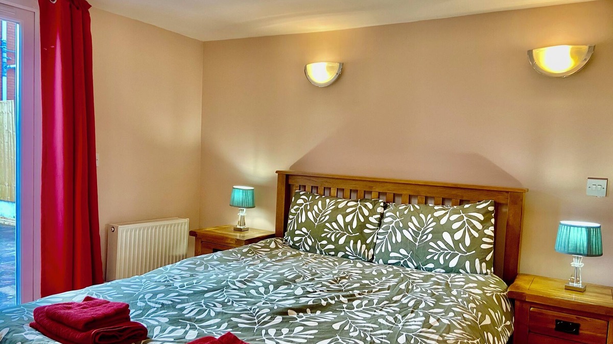 Stafford Apartment | Immaculate hi-spec apartment, sleeps 6. Free wifi, secure garden, free parking.