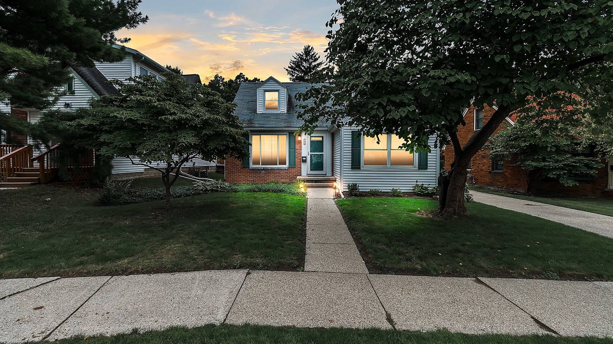 Lansing House | Immaculate home close to MSU, hospitals & downtown!