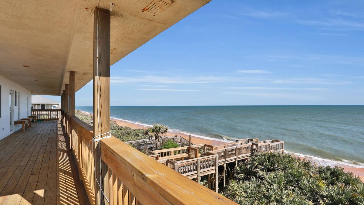 Painters Hill House | Immaculate, modern stay steps to beach with amazing ocean views