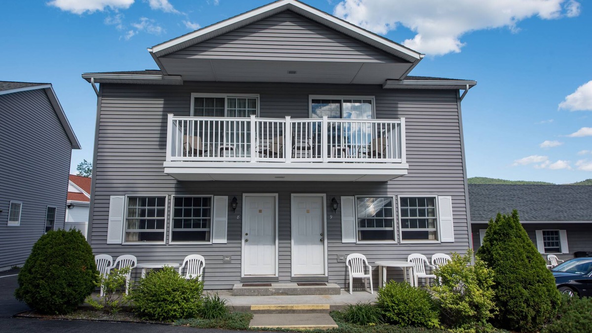 Lake George House | Immaculate Rental Houses in Lake George. Full Hotel Amenities. Heated Pool