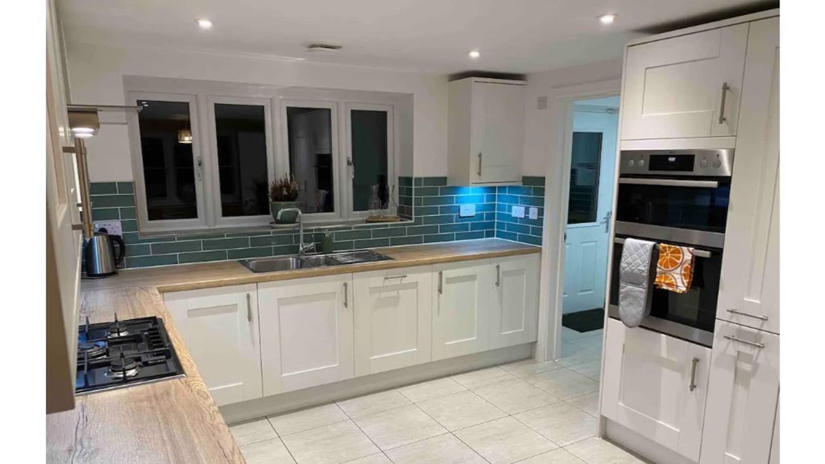 Calne House | Immaculate, spacious & comfortable home, dogs OK.