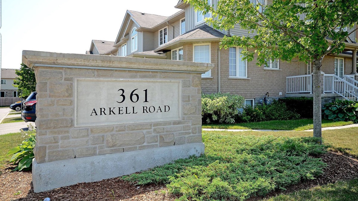 Guelph House | Immaculate townhouse in highly sought-after South-end of Guelph