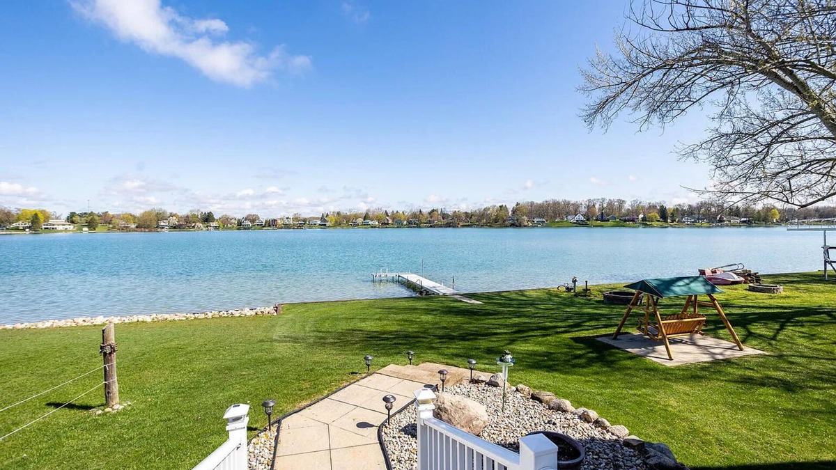 Moscow House | Immaculate Waterfront Cottage on Silver Lake in Irish Hills