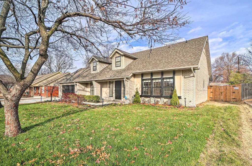 South Tulsa House | Immaculate Woodland View Retreat with Hot Tub