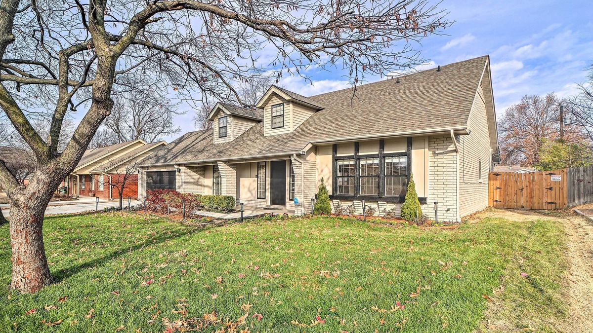 South Tulsa House | Immaculate 'Woodland View' Retreat w/Hot Tub