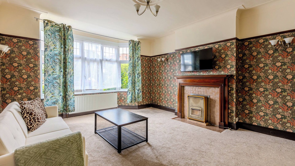 St. Leonard's House | Immense 3BR House, Garden near Tooting Cmns, South