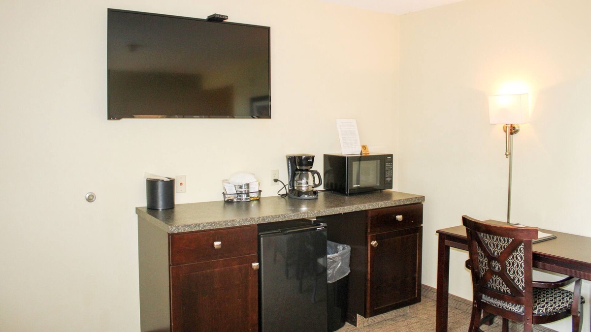 Kelleys Island House | Immerse yourself in the natural beauty of Kelleys Island Glacier Suite 114