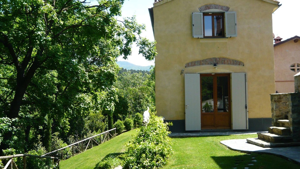 Sarzana House | Immersed in a private secular park, equidistant from Cinque Terre and Versilia