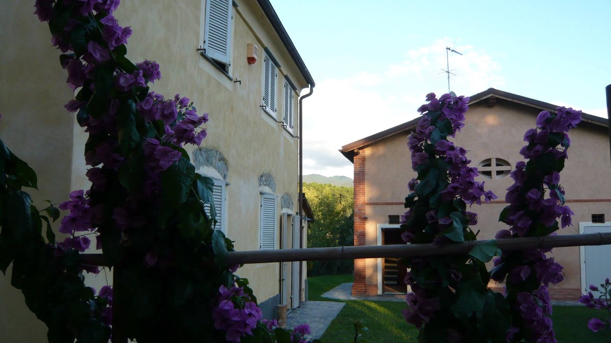 Sarzana House | Immersed in a private secular park, equidistant from Cinque Terre and Versilia