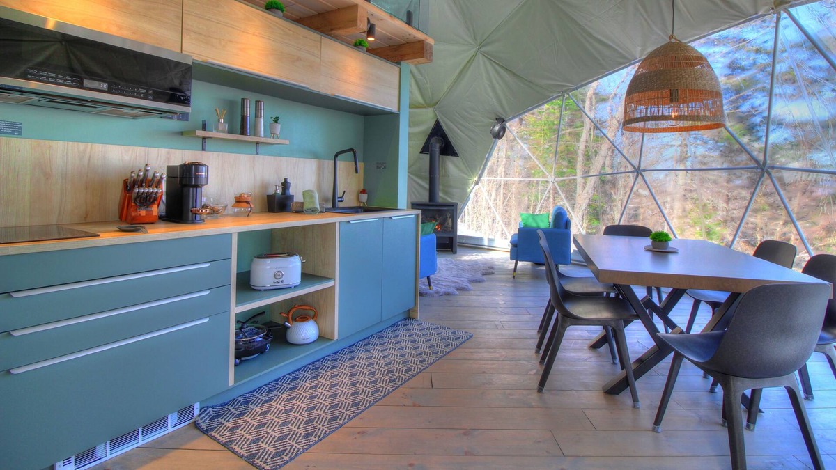 Notre-Dame-de-la-Merci Cabin | Immersive 4-season accommodation experience in a dome in a natural environment.