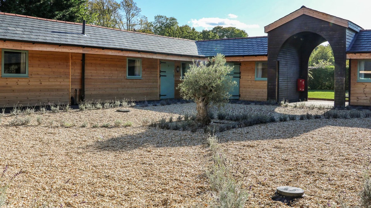Aldermaston Wharf Apartment | IMPALA - NO.6, pet friendly, with a garden in Goring-On-Thames