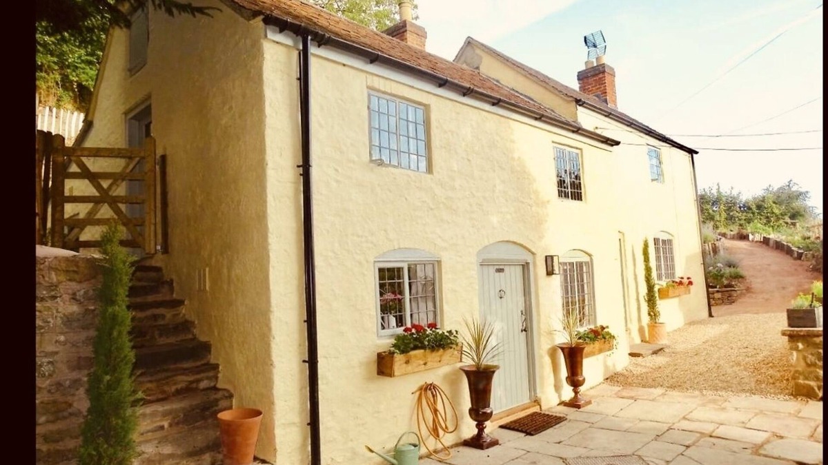 Longhope Cottage | Impeccable 3-Bed 17th Century Luxury Cottage