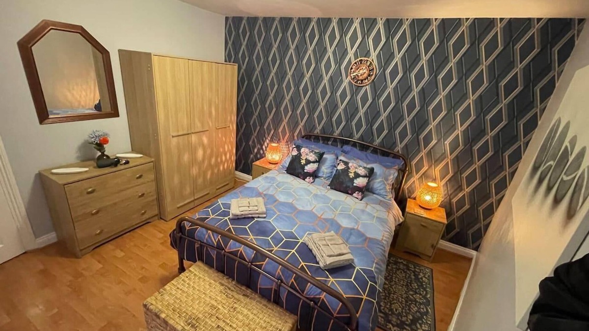 Swindon House | Impeccable 4-Bed Home Away From Home in Swindon