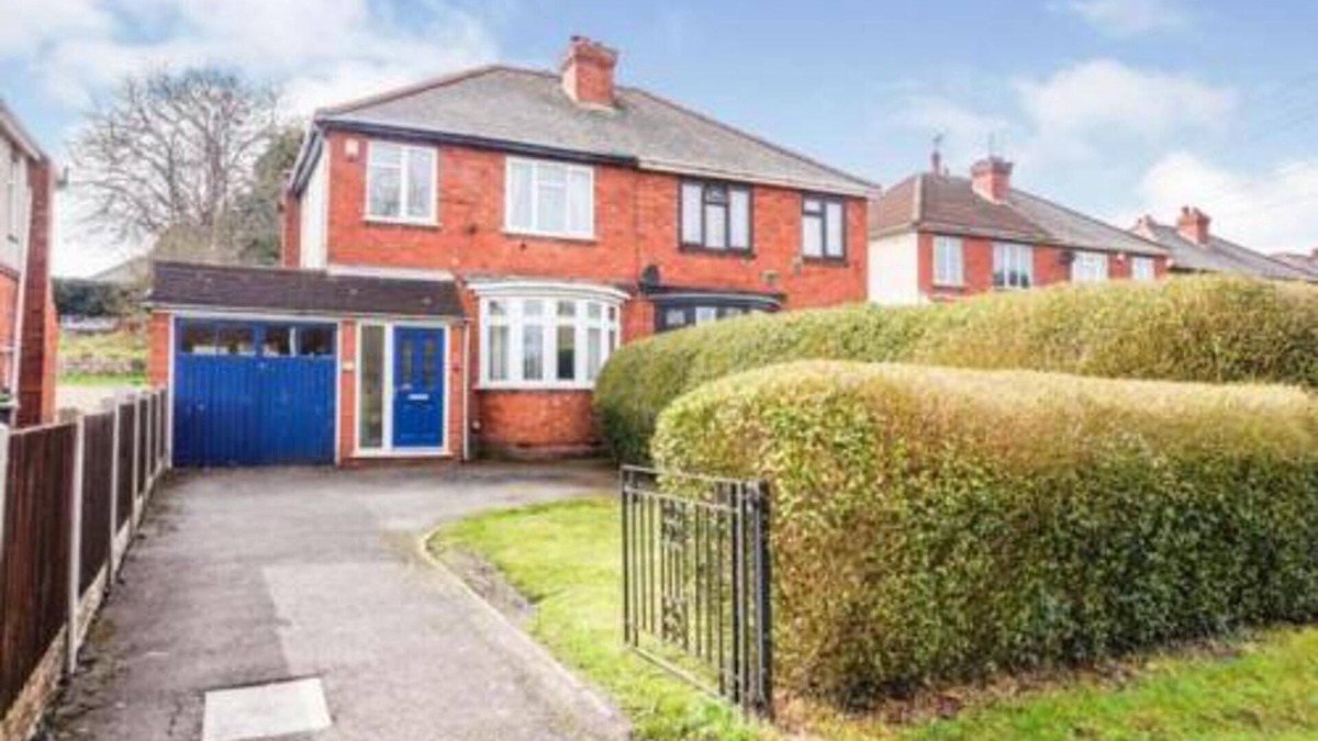 Bilston House | Impeccable 4-bed House in Bilston