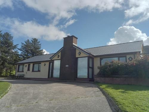 Buncrana House | Impeccable 5-Bed Cottage in fahan buncrana