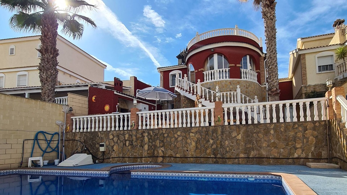 Monforte del Cid Villa | Impeccable 6-Bed Villa in Monforte del Cid