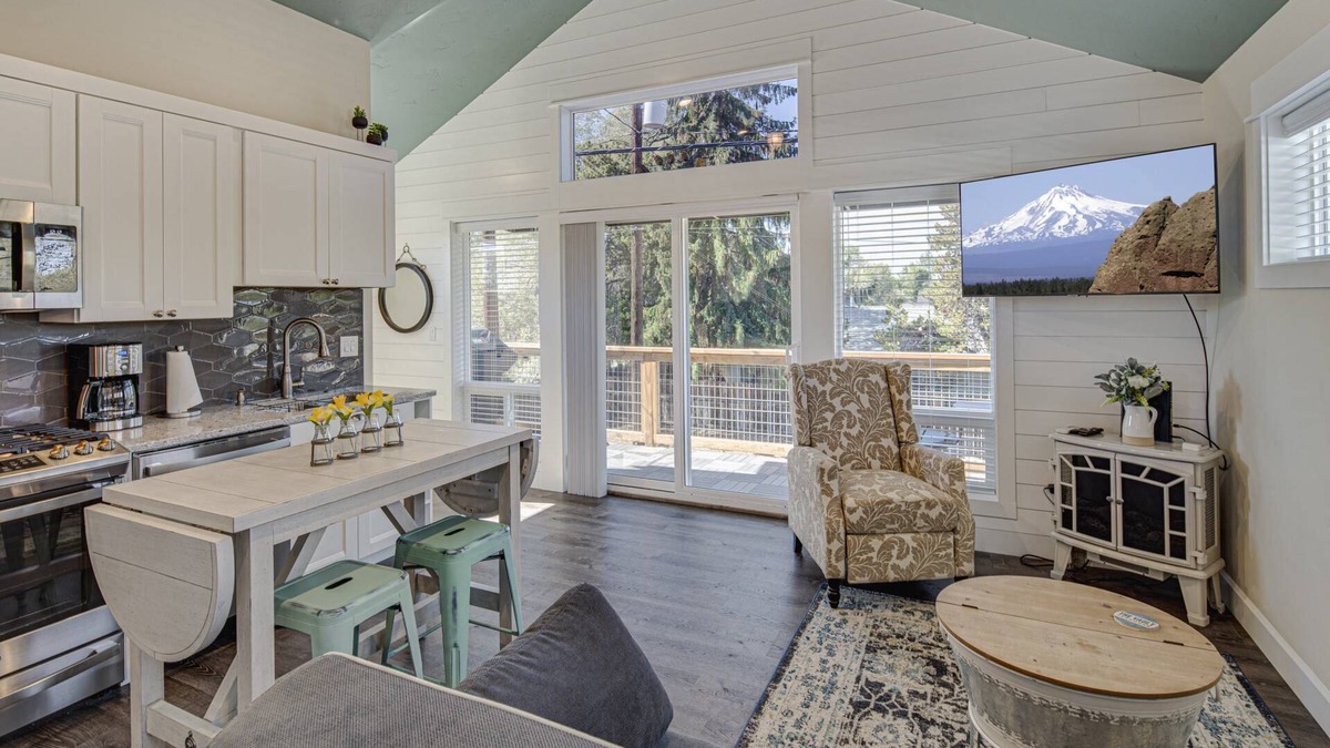 Redmond House | Impeccable Guest House, New Furnishing, Near Downtown. EV Charger, Dog Friendly, Deck, Enclosed Yard