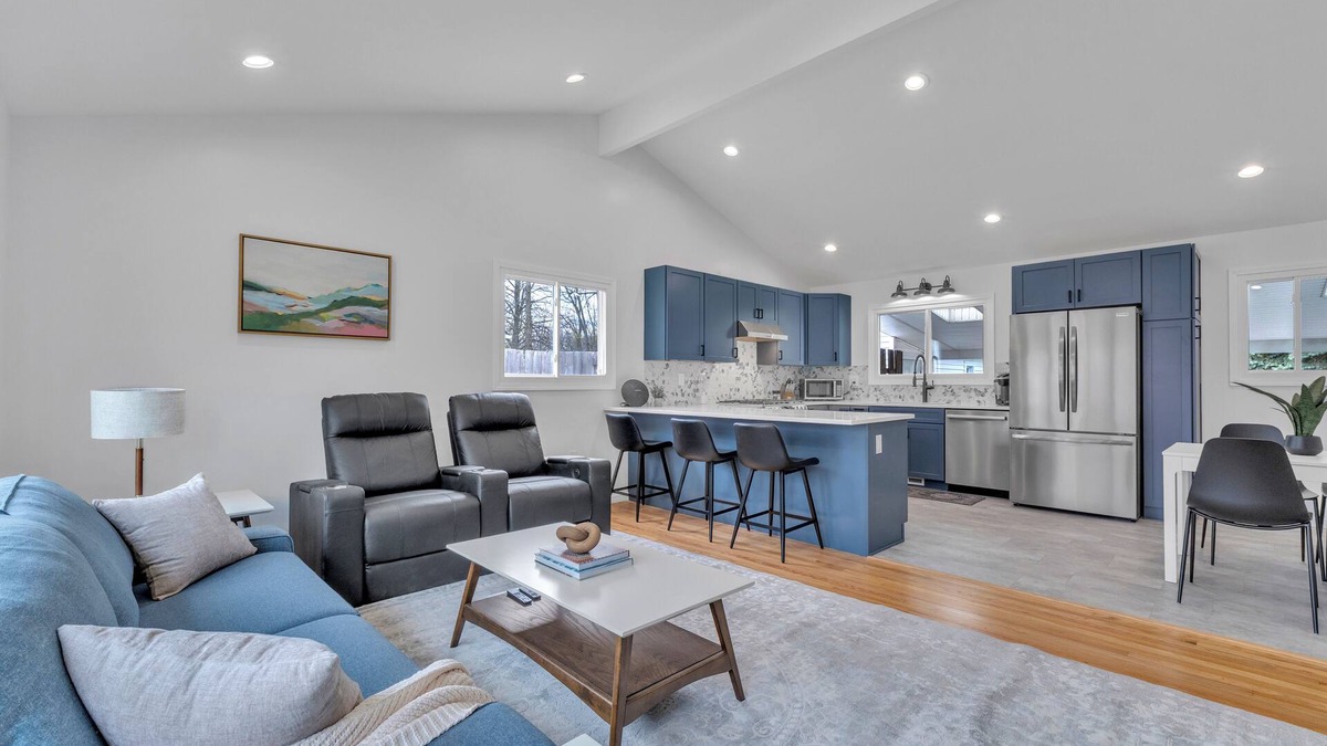 Allen House | Impeccably Designed Ann Arbor Home, 3 Bed 2 Bath, Quiet area, Close to Downtown