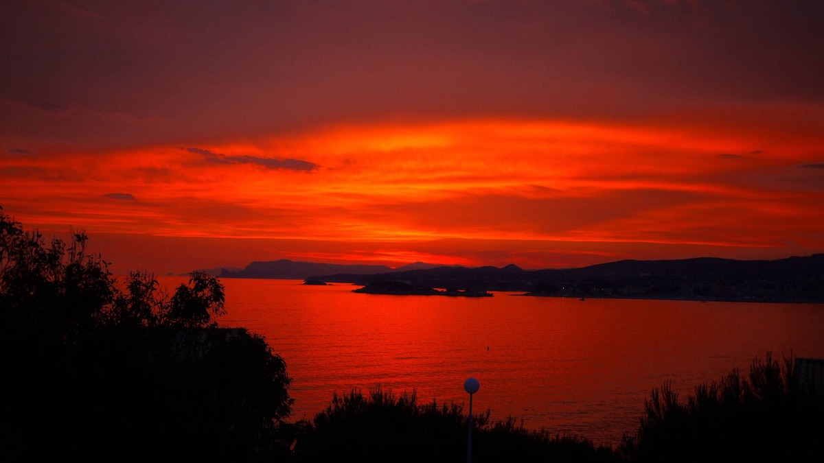Sanary-sur-Mer Villa | IMPRENSABLE VIEW OF THE SEA Direct access to the sea 50 metres away