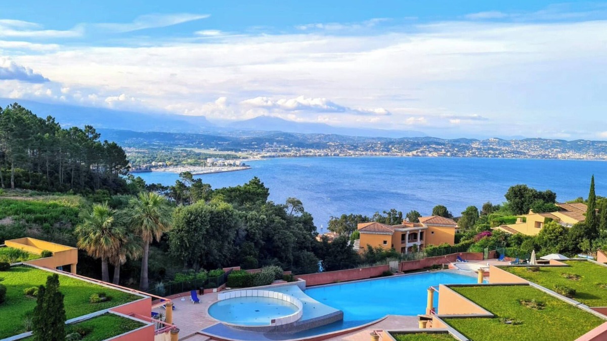 Theoule-Superieur Apartment | IMPRESSIONNANTE View of the sea and the bay of Cannes VTT swimming pool at the foot of the Esterel mountains