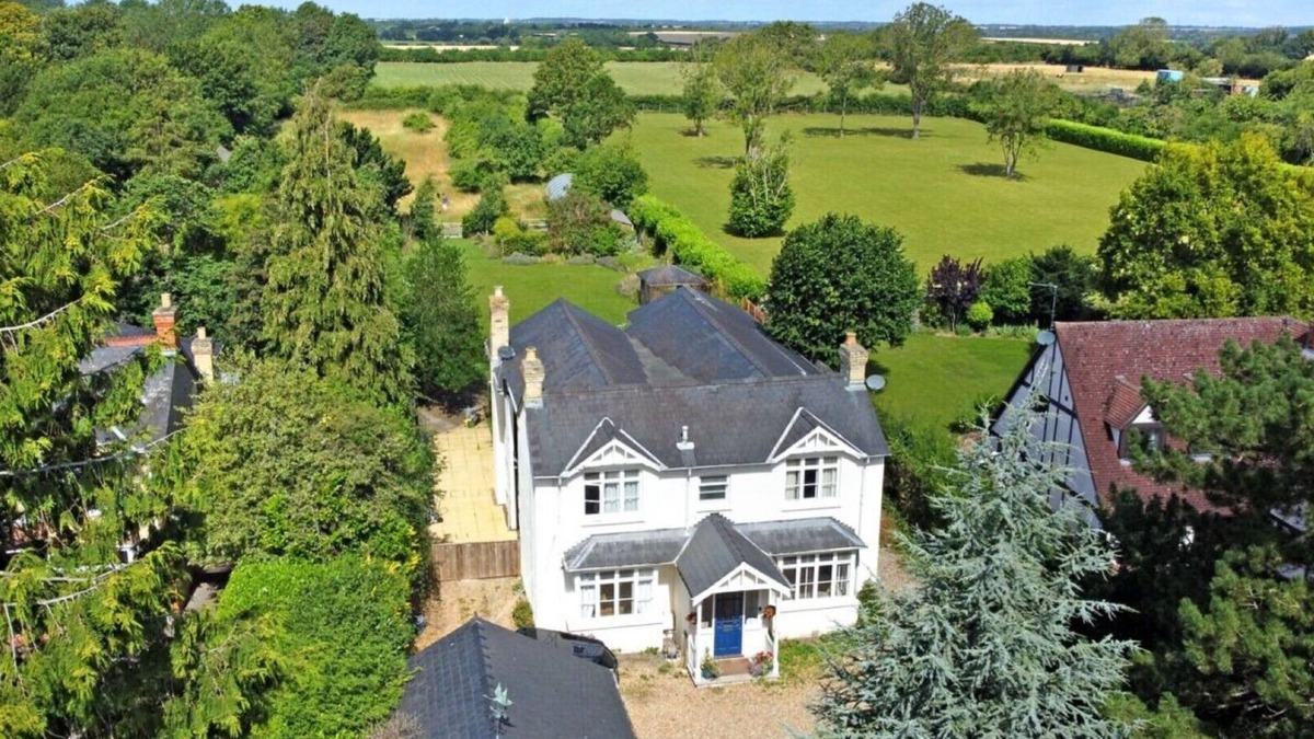 Harston House | Impressive detached house with hot tub 4.5 miles from Cambridge city centre