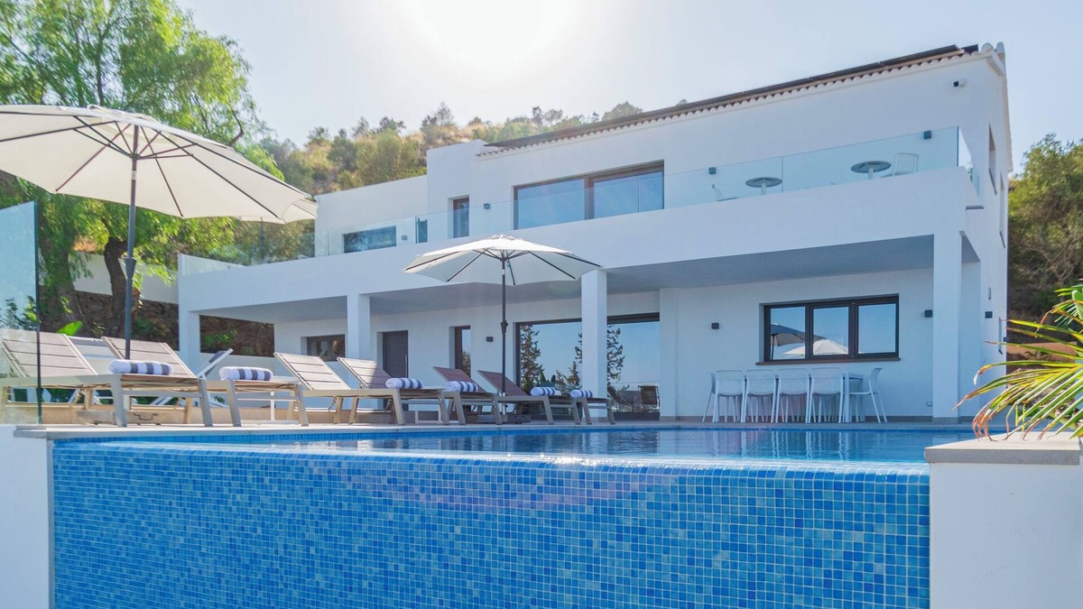 Churriana Villa | Imressive villa w/heated infinity pool w/sea views hosts 10: Happyplace Málaga